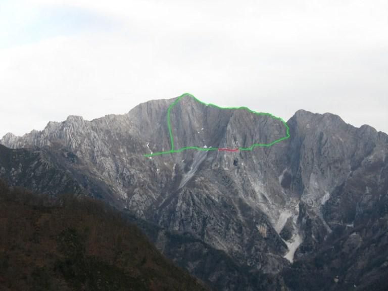 La parete sud del Monte Altissimo, con il mio percorso (31 ottobre 1993) di salita per la via Nerli, discesa al Passo di Vaso Tondo, discesa alla Cava di Tacca Bianca, Sentiero dei Tavoloni (in rosso) fino alla Cava dei Colonnoni